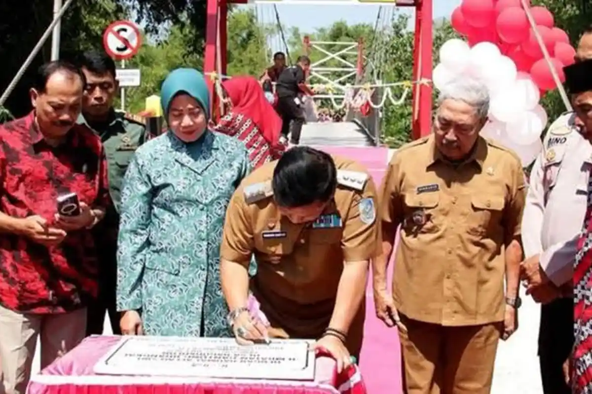 Bupati Nganjuk Resmikan Jembatan Gantung Brangkal, Warga Tak Lagi Tergantung Pada Perahu