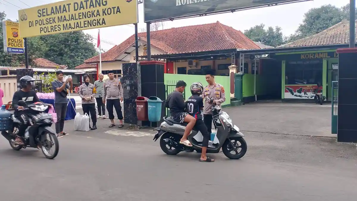 Polisi di Majalengka Bagikan Takjil dan Paket Makanan Kepada Pengendara