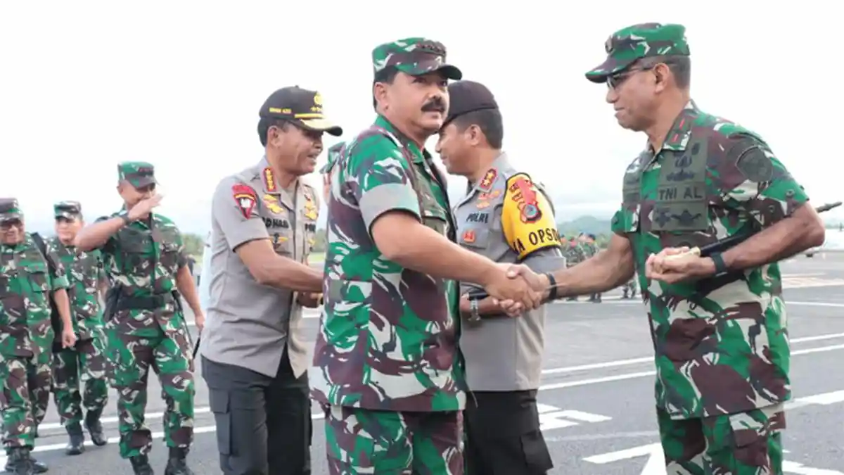 Komandan Lantamal VIII Laksma TNI Gig Jonias Mozes Sambut Panglima TNI dan Kapolri di Bandara Manado