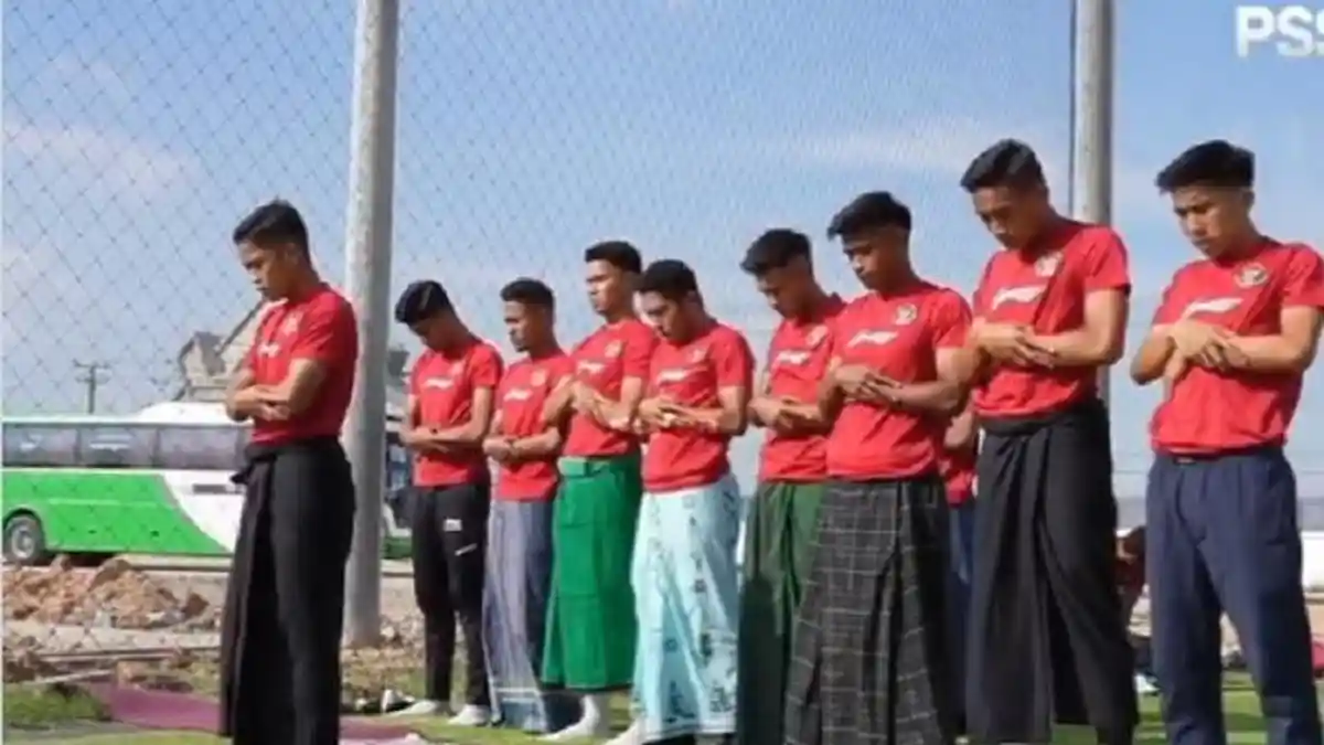 Momen Pemain Timnas U22 Indonesia Sholat Berjamaah di Pinggir Lapangan, Panas Terik Tak Menghalangi