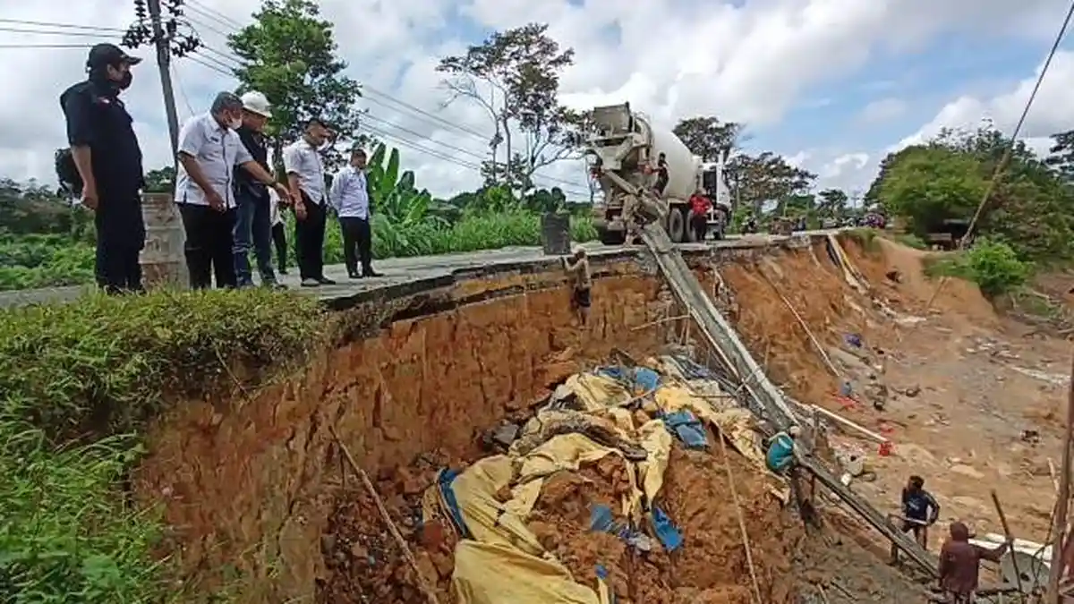Pengerjaan Jalan Lintas Sarolangun-Tembesi yang Hampir Putus Dinilai Lamban, Pemkab Geram