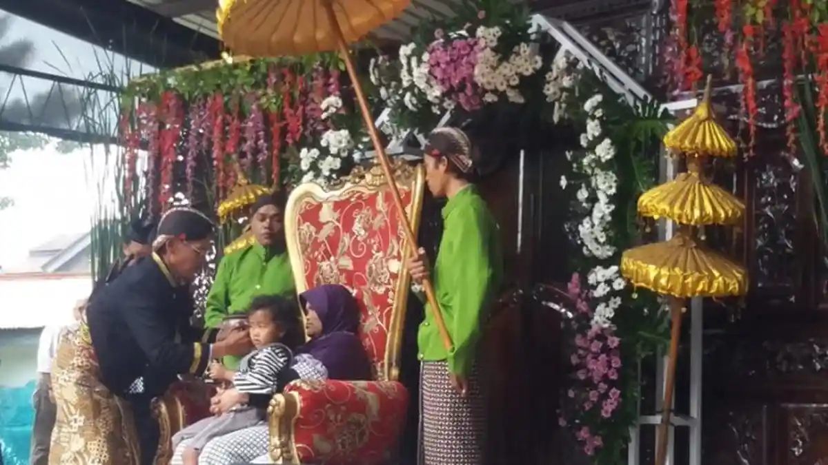Belasan Anak Gimbal Jalani Ritual Cukur Rambut, Ada yang Minta Baju Artis