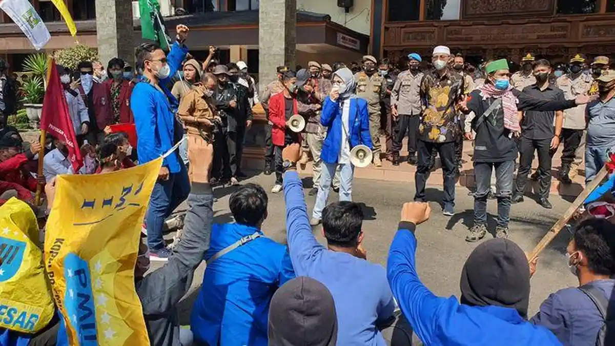 Ratusan Mahasiswa Geruduk DPRD Kabupaten Cirebon, Tuntut Hal Ini