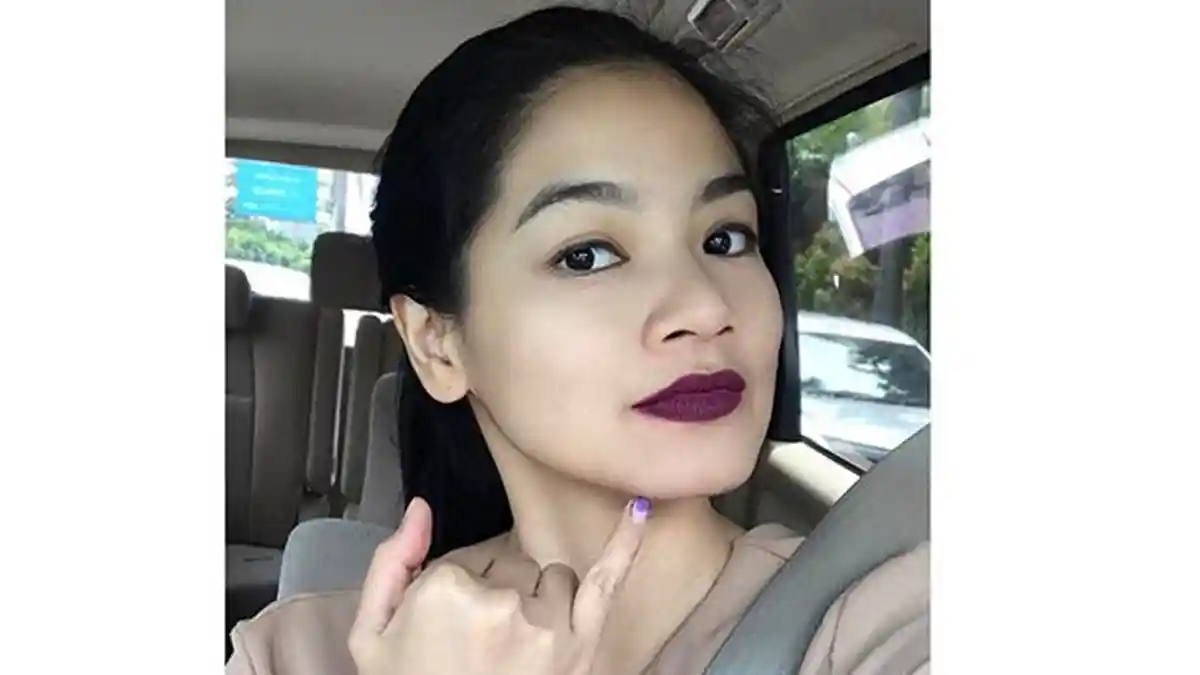 Lucu Banget! Titi Kamal Samakan Warna Lipstick Dengan Tinta Pilkada