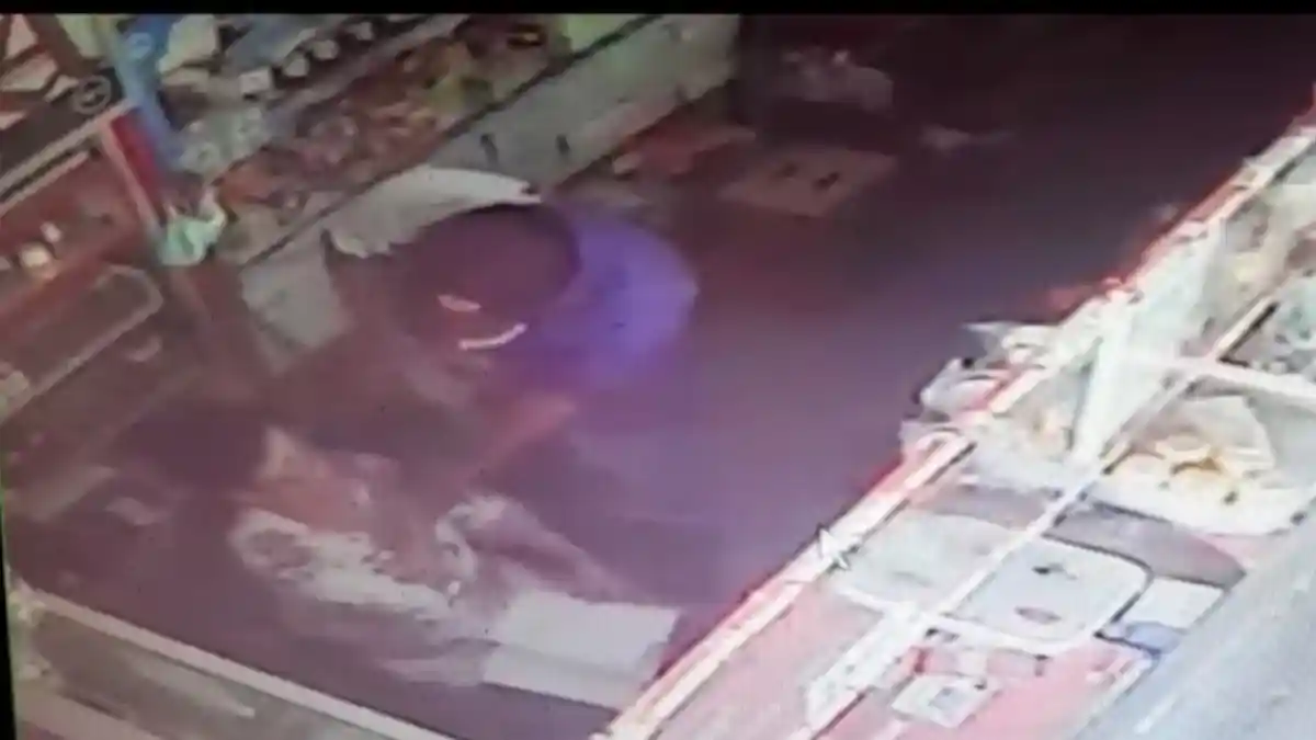 BREAKING NEWS Aksi Kawanan Perampok Satroni Warung di Bandar Lampung Terekam CCTV