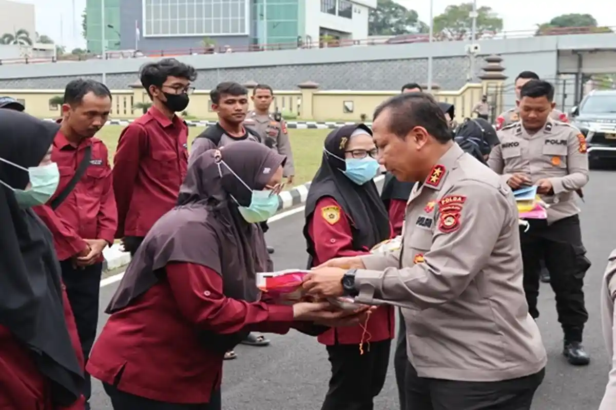 Kapolda Sumsel Irjen Toni Beri Bantuan Beras ke PHL Polda Sumsel