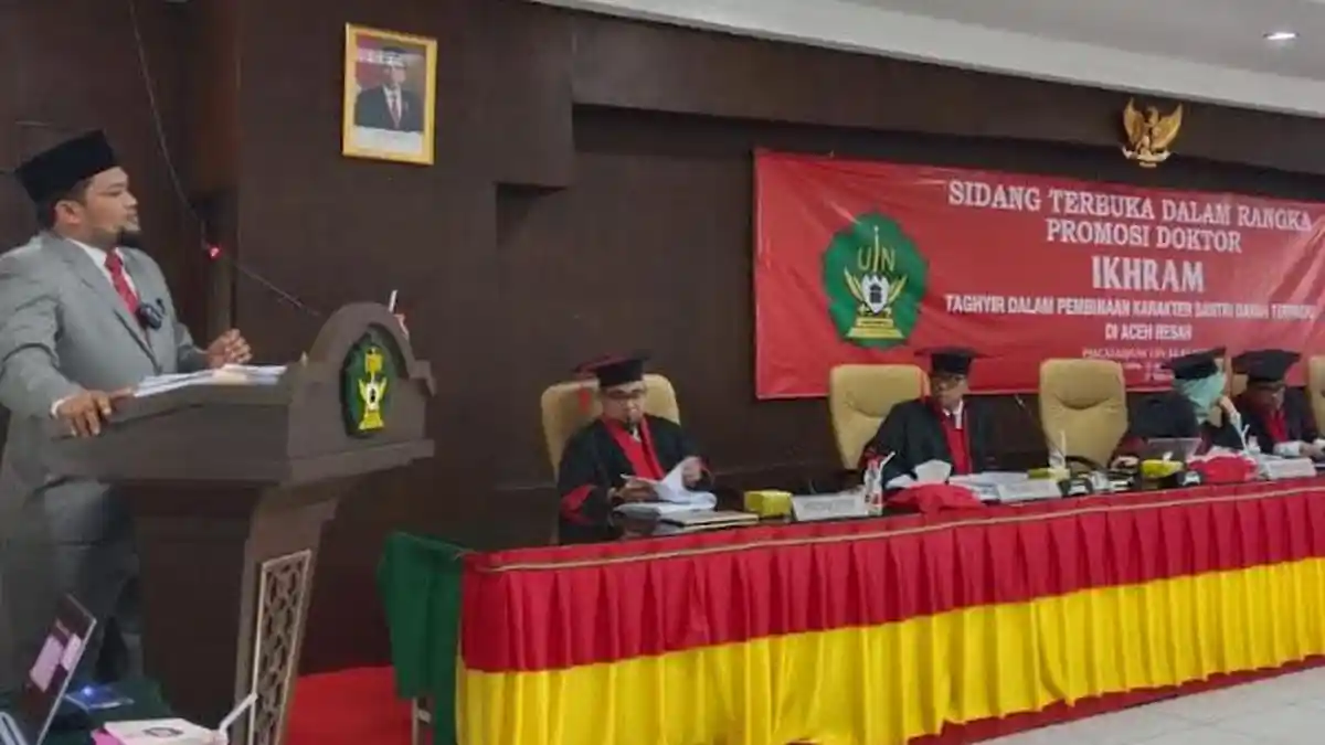 Tgk Ikhram, Kepala KUA Ingin Jaya Raih Gelar Doktor Pertama di Aceh