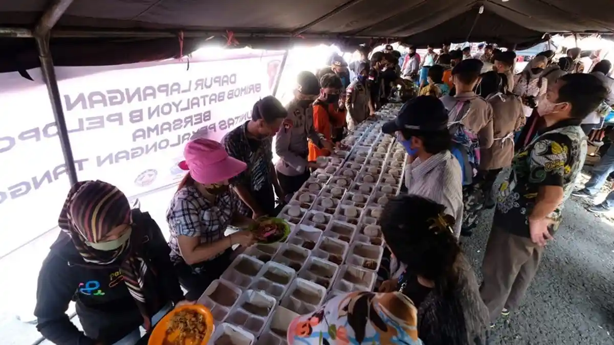 Polda Jateng Dirikan Dapur Lapangan, Bantu 7.700 Warga Terdampak Banjir Rob di Pekalongan