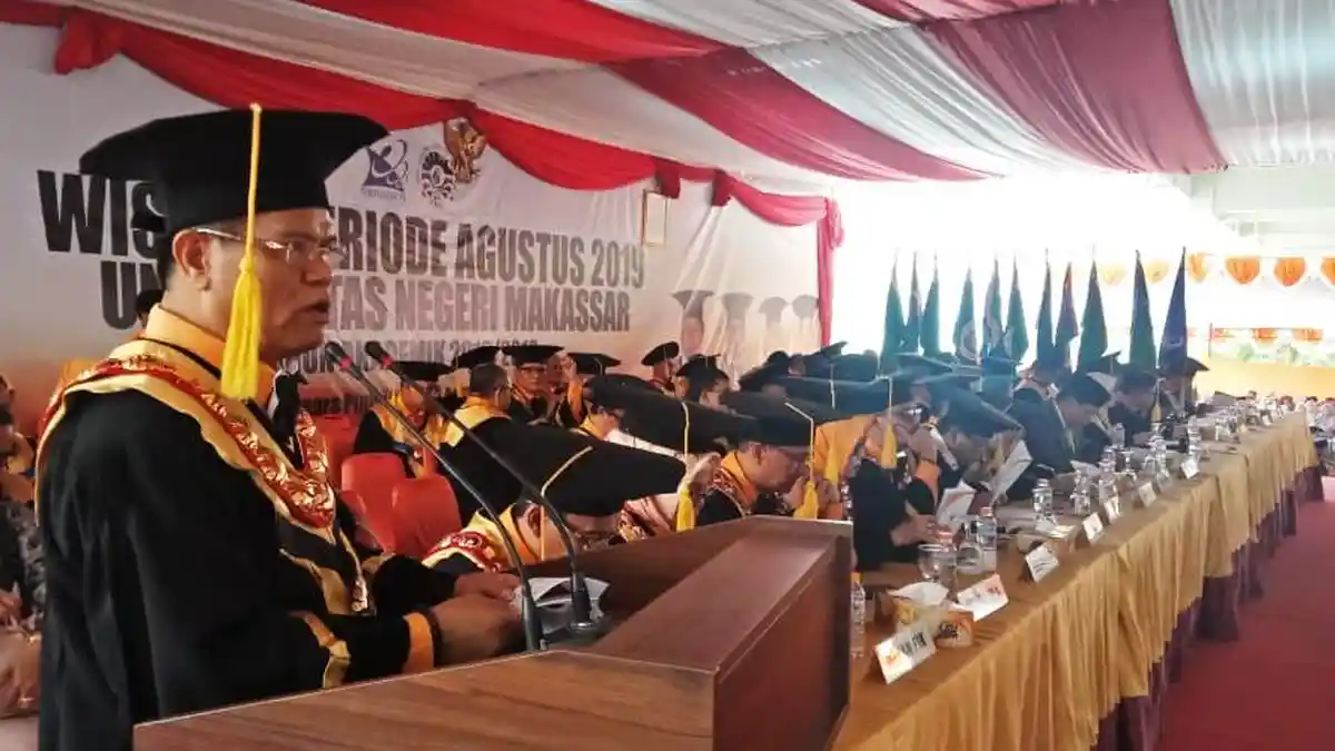 Lagi, UNM Wisuda 1.000 Lulusan Sarjana, Magister, dan Doktor, Begini Pesan Rektor Prof Husain Syam - rektor-unm-prof-husain-syam-memimpin-prosesi-wisuda-unm-4.jpg