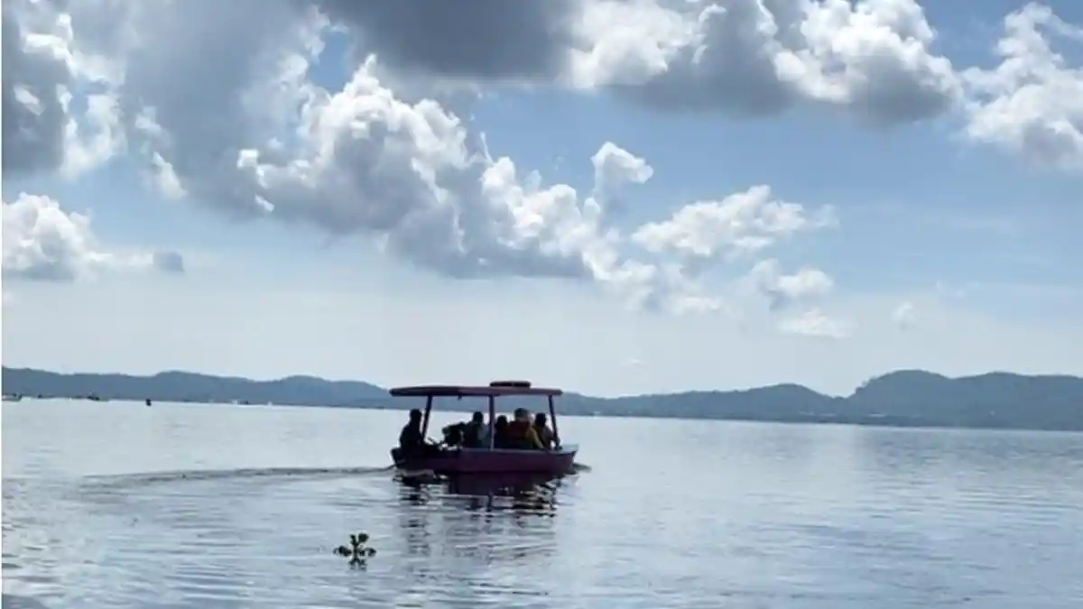 Dari Bukit Cinta, Memandangi Indahnya Hamparan Perairan Rawa Pening Kabupaten Semarang