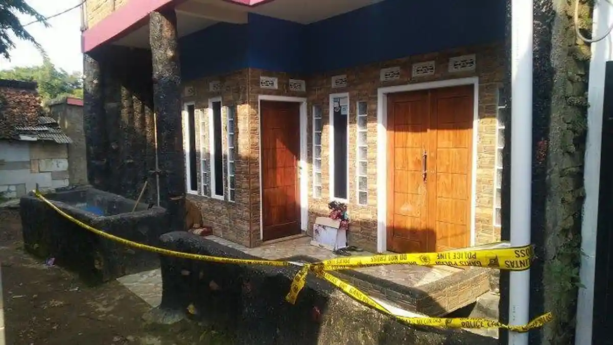 Pria di Bandung Dibunuh di Hadapan Istrinya, Ada Bercak Darah di Teras Rumah Korban