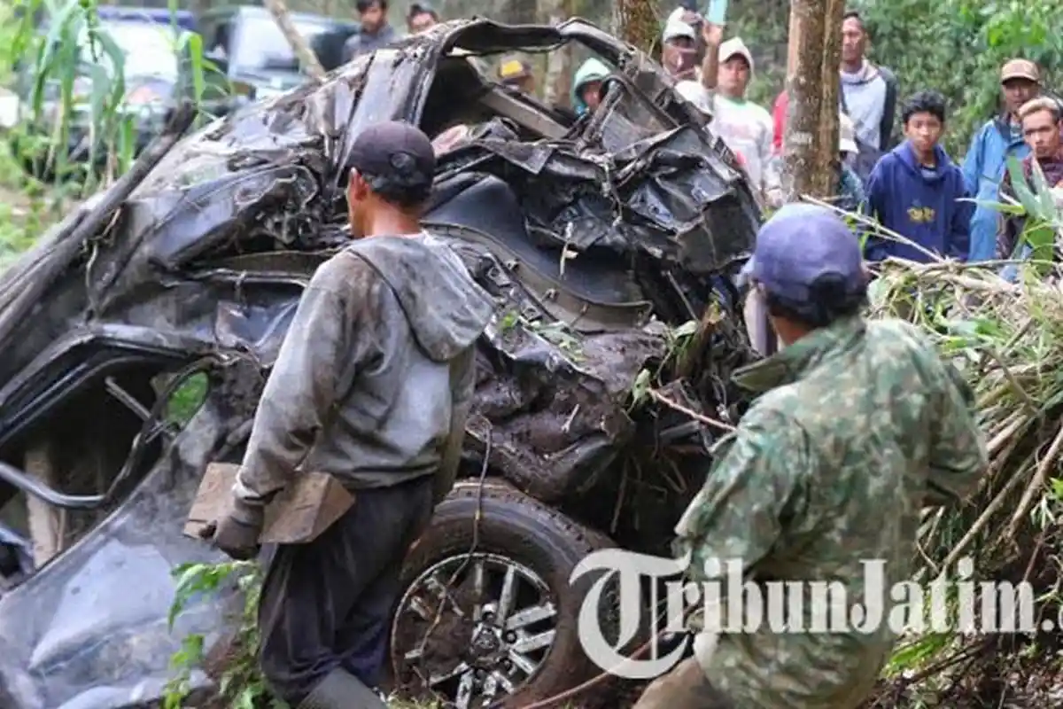 Periksa Fortuner yang Masuk Jurang di Malang, Polisi Duga Mobil Melaju dengan Kecepatan Tinggi