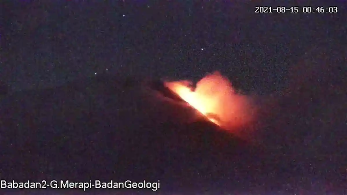 Merapi Luncurkan Awan Panas Guguran Sejauh 2 Km Malam Tadi