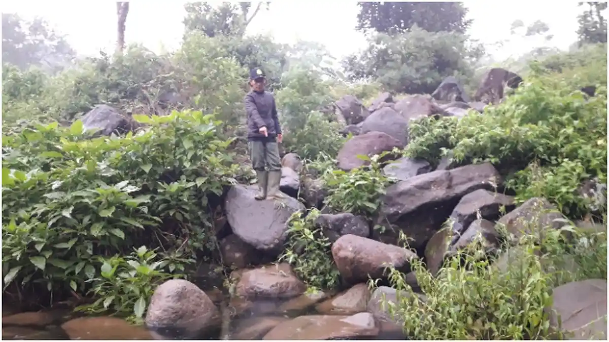 Tak Dibayar Sepeser pun, Abah Oding Jaga Mata Air Kaki Gunung Burangrang di Purwakarta Sendirian
