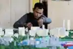 Melihat Perajin Maket Bertahan di Tengah Pandemi