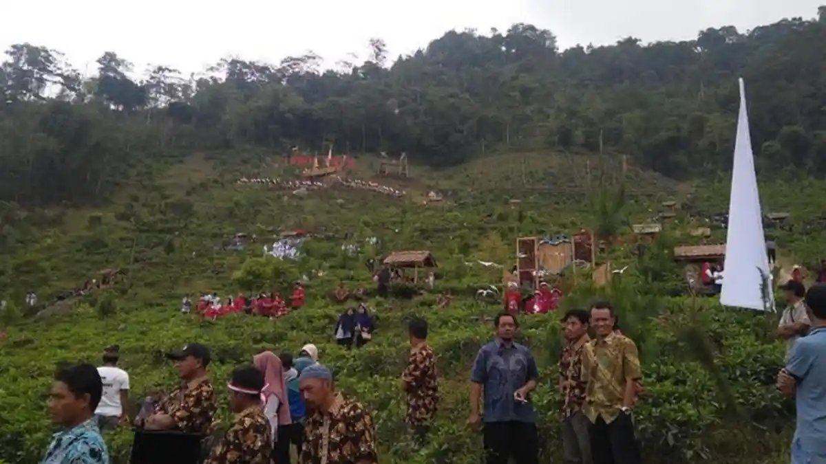 Pembentangan Merah Putih Menyambut HUT RI Ke-74 di Lembah Sumilir Karanganyar