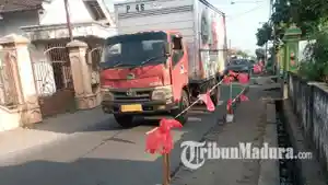 Mobil-angkutan-barang-di-Jalan-Desa-Mojoarum-Tulungagung-Jembatan-Gondang-1-ditutup.jpg