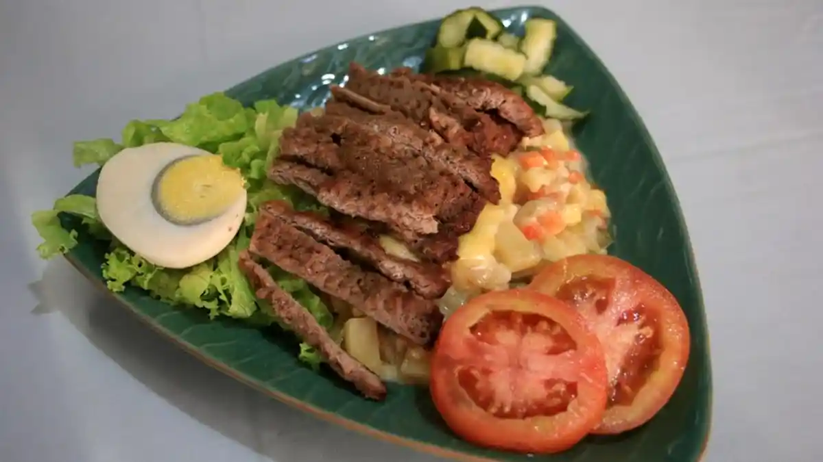 Asam Manis Segar di Mulut. Ini Huzarensla, Salad Khas dari Toko Oen Semarang