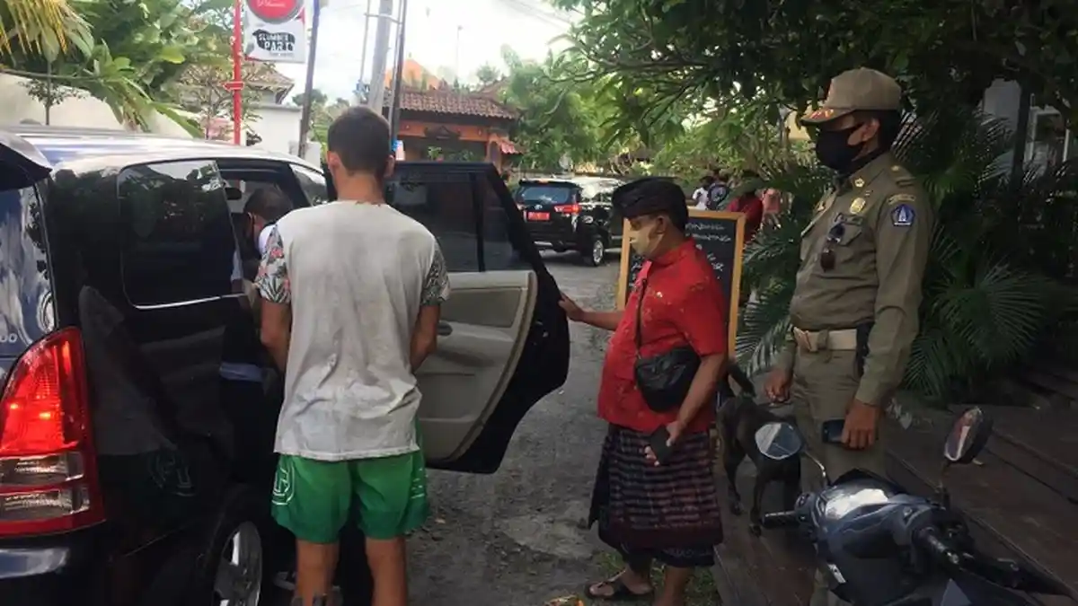 Diduga Stres WNA Asal Rusia Resahkan Warga di Desa Pererenan, Kadang Berteriak dan Menangis   