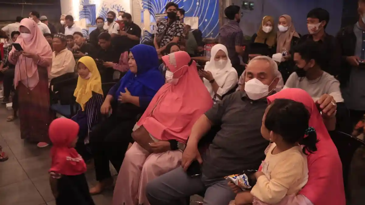 Gubernur Isran Noor tak Duduk Bareng Gus Miftah, Malah Milih Duduk Bareng Warga