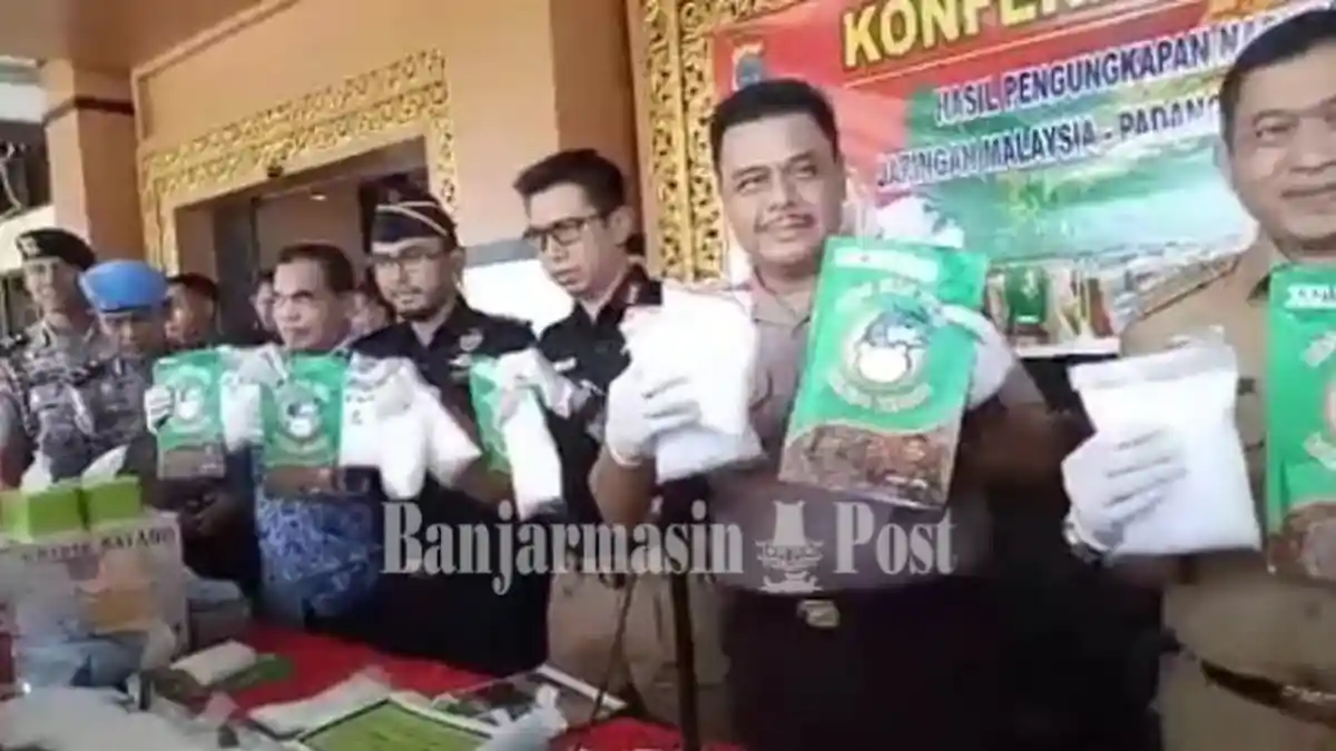 Dua Pria Itu Bawa 18 Kg Dalam Kemasan Keripik Balado