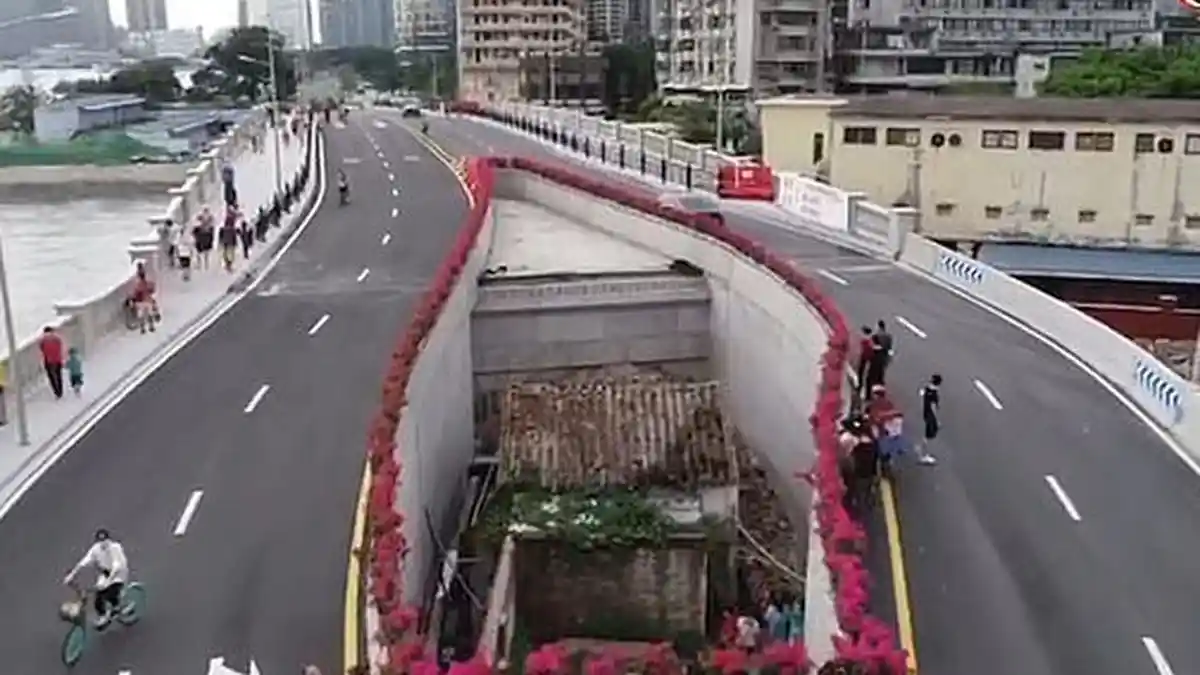 Penampakan Rumah Muncul di Tengah Jalan Layang, Pemilik Ngotot Ogah Jual Rumahnya ke Pemerintah