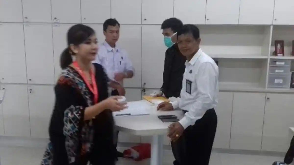 BNNP Bali Sweeping dan Tes Urine Pramugari di Bandara Ngurah Rai