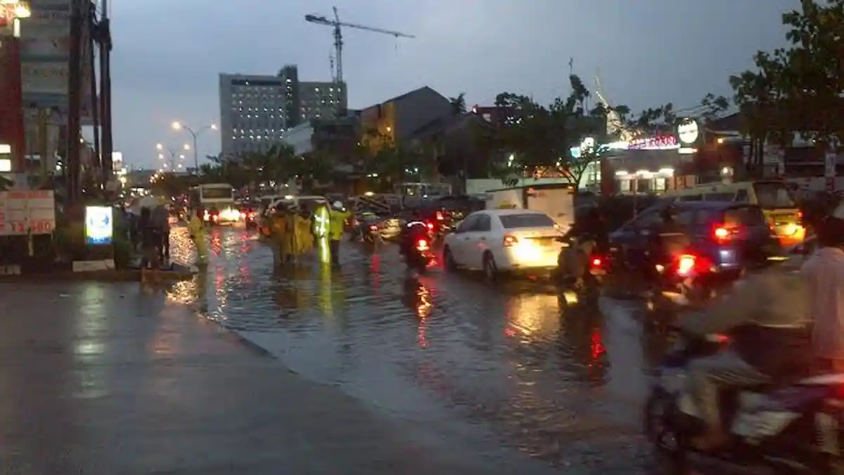 Banjir di Margonda Mulai Surut, Kendaraan Bisa Melintas