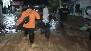 makassar/Hujan-deras-yang-mengguyur-wilayah-hulu-sungai-pada-Kamis-2952025-mengakibatkan-banjir.jpg
