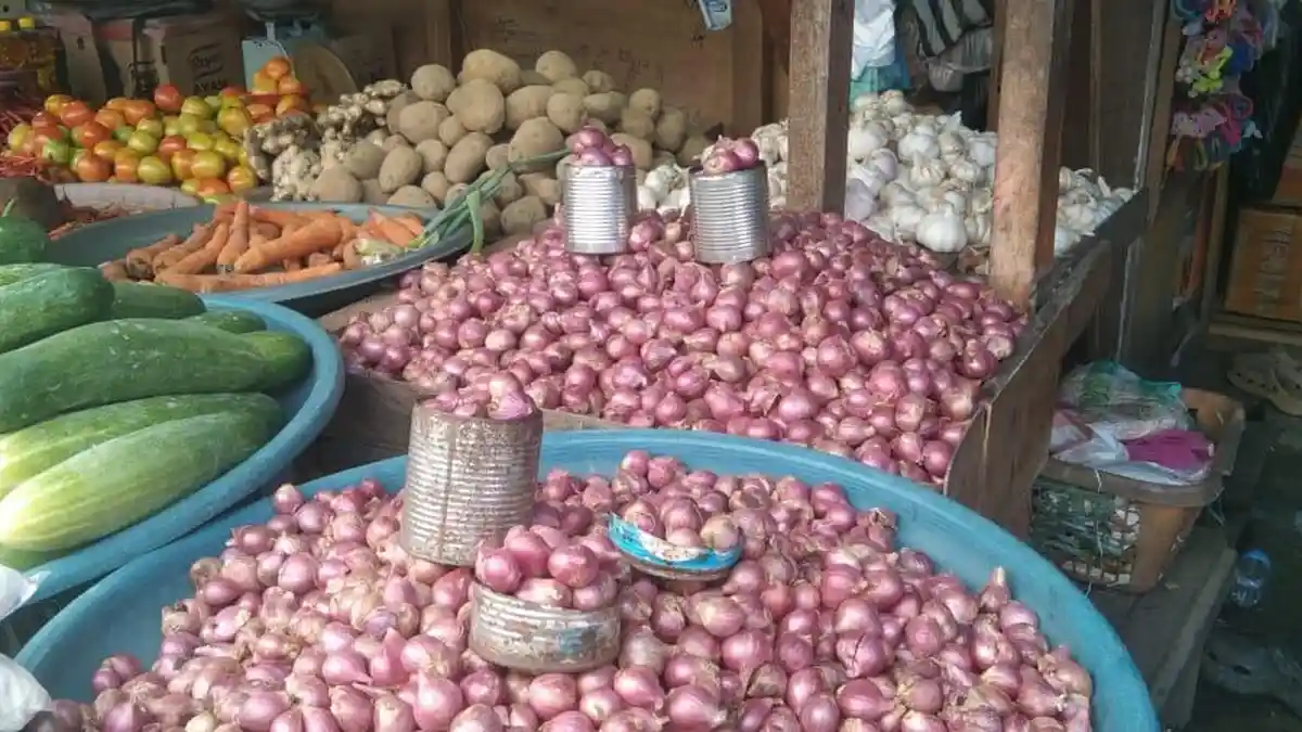 Harga Barang di Pasar Impres Namlea: Tomat Naik, Cabai dan Lemon Cina Turun