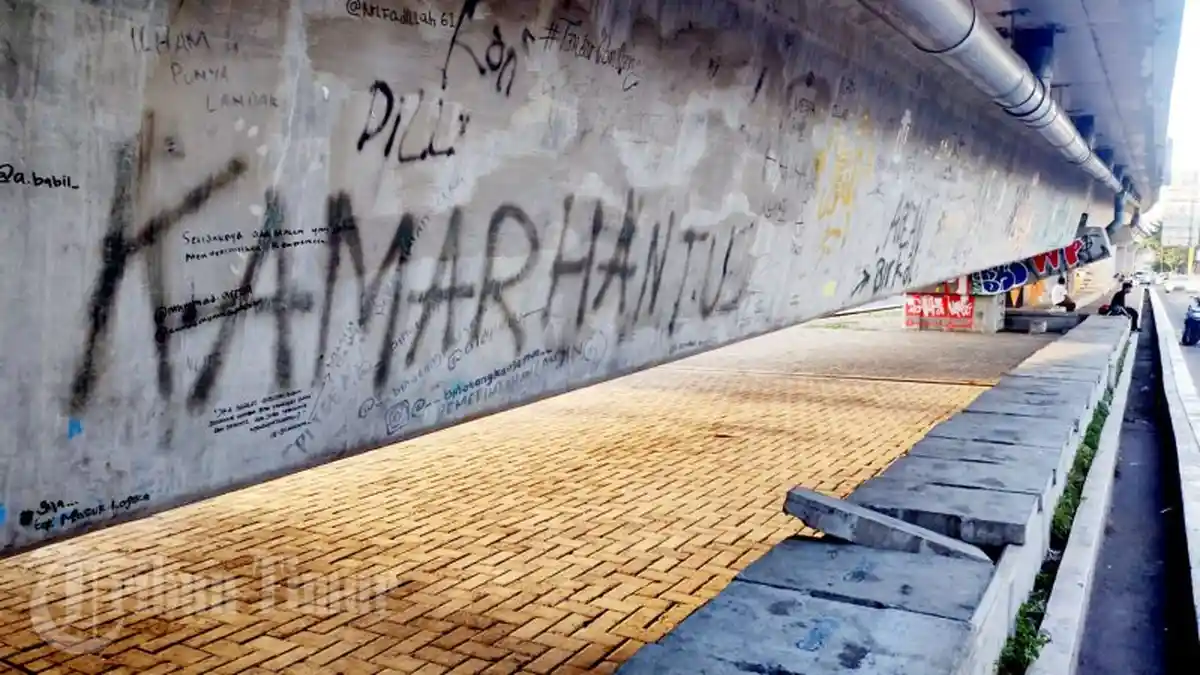 FOTO : Curhatan Pribadi Menghiasi Dinding di Bawah Jembatan Tol AP ...