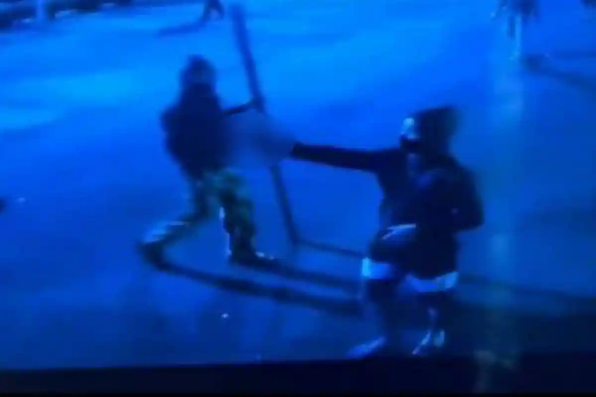 Video Rekaman CCTV Penyerangan di Polsek Ciracas, Ada yang Bawa Pistol dan Tak Kuat Gulingkan Bus