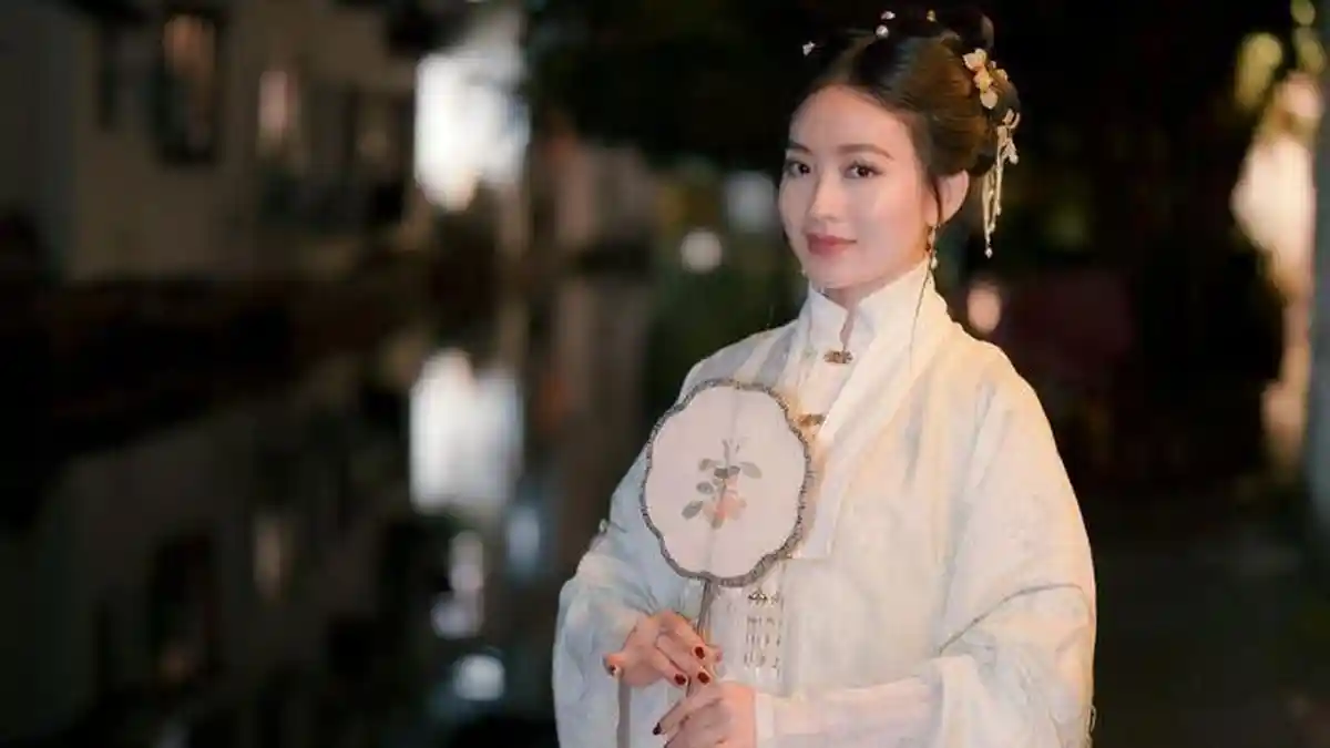 Pesona Natasha Wilona Pakai Hanfu Putih saat Liburan ke China