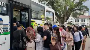 Sejumlah-penumpang-saat-hendak-naik-bus-wisata-gratis-Pemko-Medan.jpg