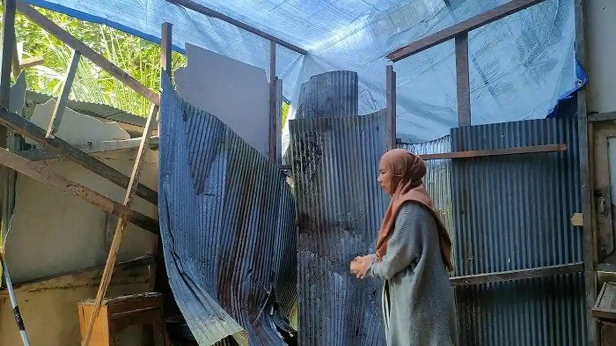 Diterjang Angin Pohon Tumbang Menimpa Rumah Warga di Padang Batung HSS