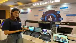 PRODUK-BARU-Petugas-memperlihatkan-produk-ASUS-Indonesia.jpg