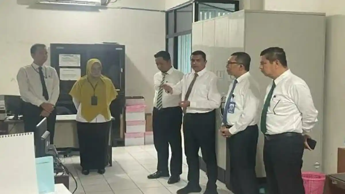 Hari Pertama Masuk Kerja, Dirut Perumda Tirtanadi Kunjungi Ruangan Divisi Kantor Pusat