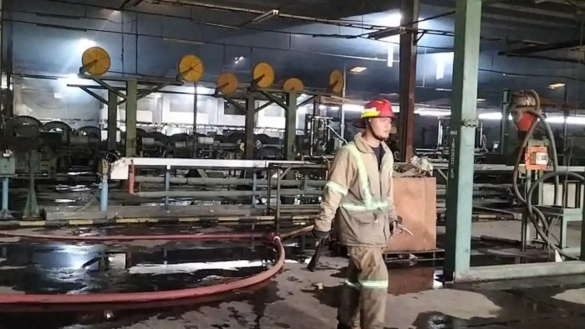 Akibat Bakar Sampah, Pabrik Kabel Terbengkalai di Cimanggis Depok Hangus Terbakar