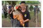 Anggota-Alpesat-sedang-menggendong-reptil-iguana-di-Car-Free-Day.jpg