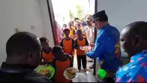 20240308_pj-bupati-maybrat-suguhkan-makanan-gratis-untuk-siswa.jpg