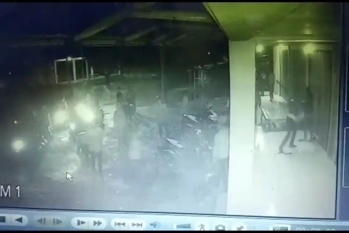 KRONOLOGI DETIK-DETIK Pemuda Sukabumi Digebugi dan Dibacok Geng Motor, Jatuh Tak Bisa Melawan