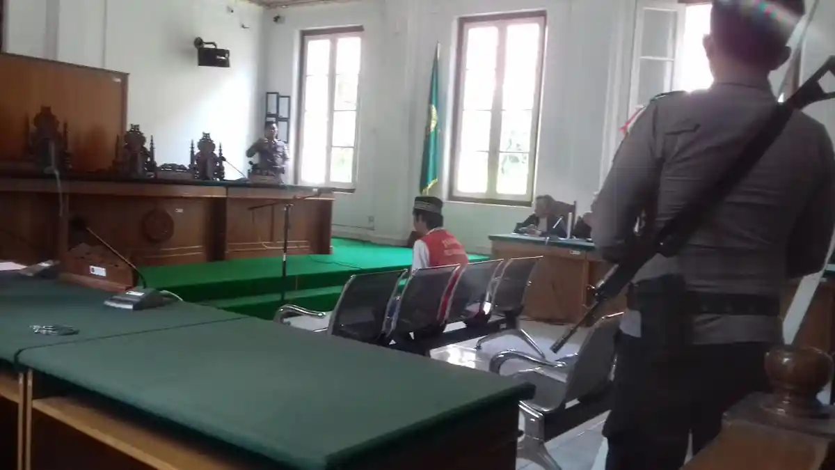 Bunuh Pacar Sendiri, Sidang Sopir Truk Ini Dikawal Polisi Bersenjata Laras Panjang
