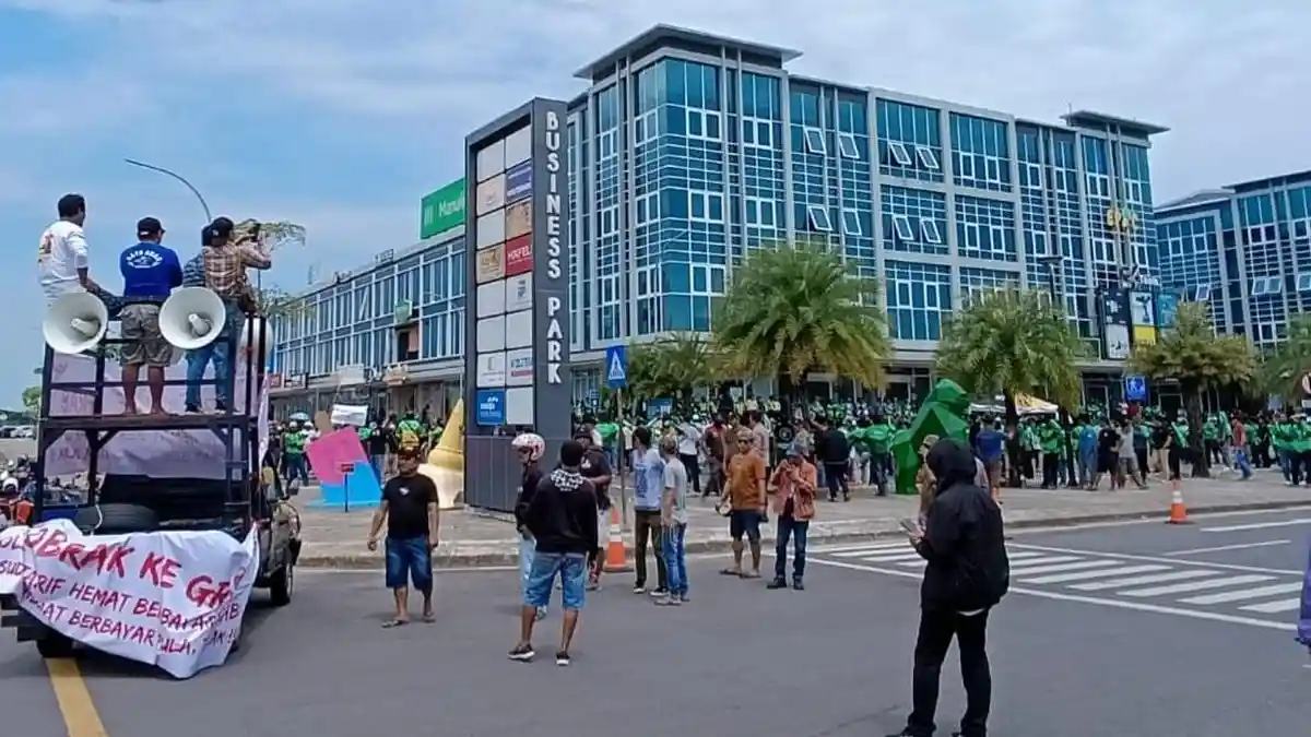 Demo Tolak Grab Hemat Makin Meluas, DOBRAK Geruduk Kantor Grab Makassar