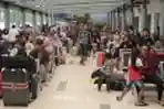 Pemudik Mulai Padati Stasiun Pasar Senen