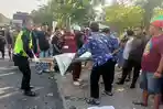 Korban-saat-dievakuasi-di-jalan-Lamongan-Mojokerto-tepatnya-di-Kelurahan-Kalikapas.jpg