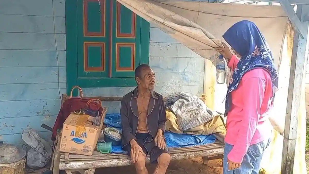 Kisah Pilu Kakek Kemis Warga Blora, Rumah Roboh Diguyur Hujan Deras, Numpang di Emper Tetangga