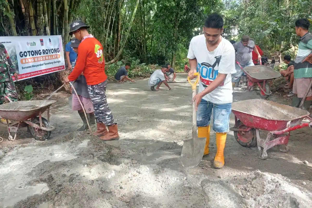 Warga Rimbo Gaek Cor Jalan Rusak Secara Swadaya, PT Semen Padang Turut Membantu