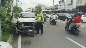 kecelakaan-motor-dan-mobil-di-tugu-jogja.jpg