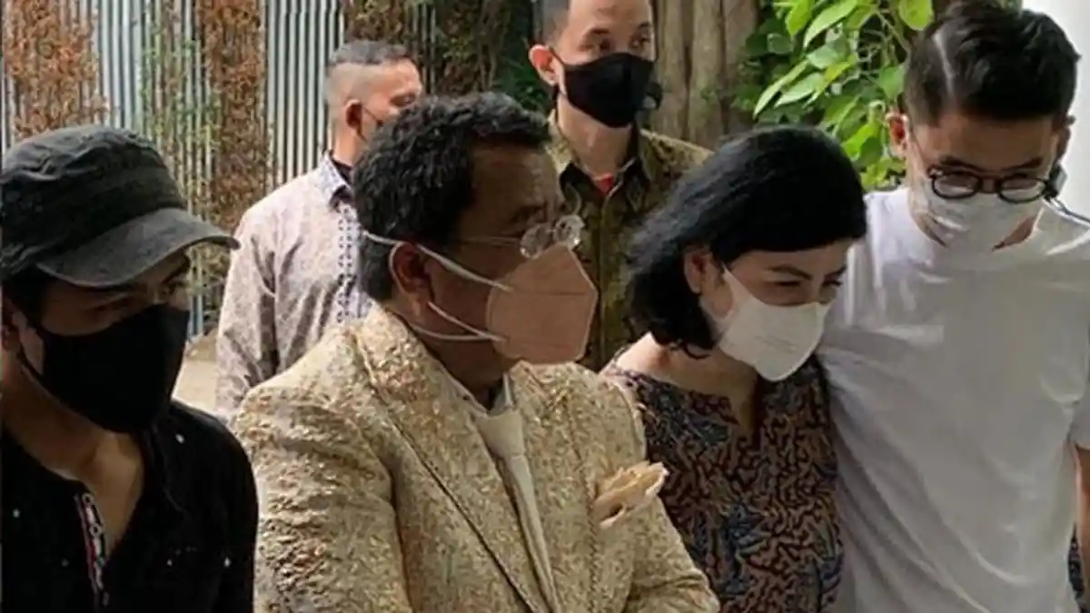 Rumah Tangga Hotma Sitompul & Desiree Kian Memanas, Hotman Paris: Klien Ku Hanya Bisa Menangis!