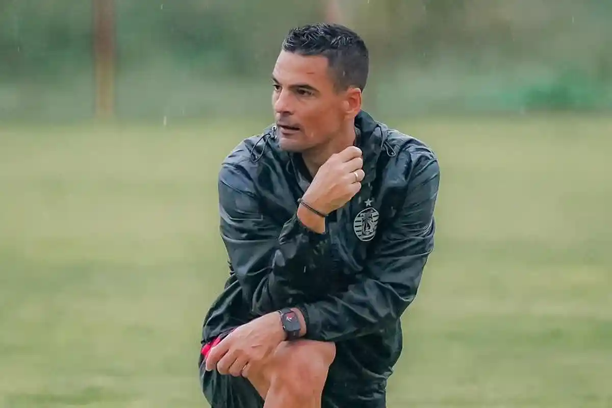 Jelang Duel Lawan Persib, Pelatih Persija Carlos Pena Siapkan Timnya untuk Laga Rivalitas Tinggi